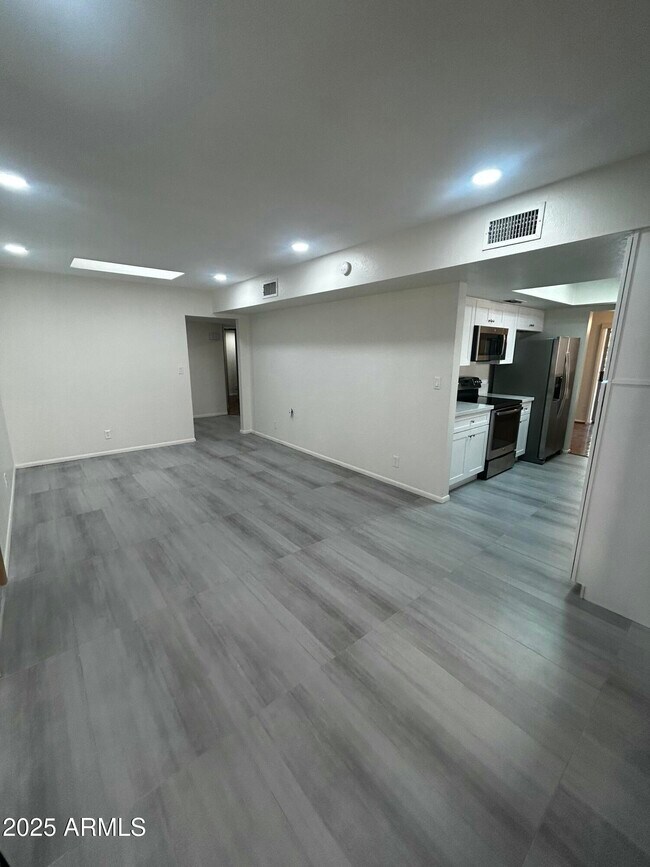 Building Photo - 1536 W Glenn Dr