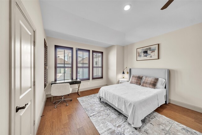 Building Photo - 2318 Camden Dr