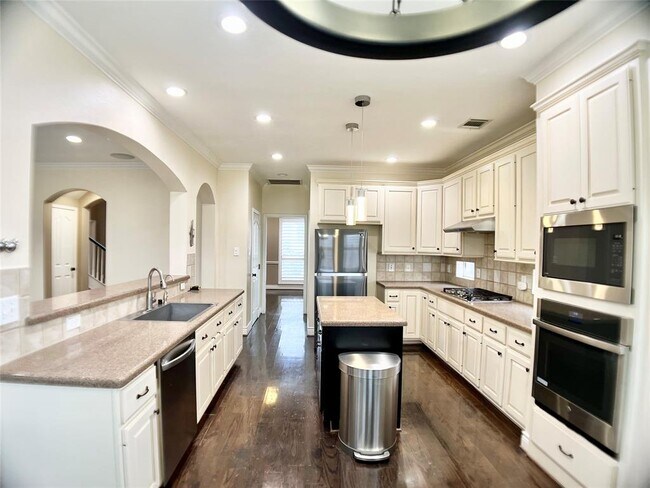 Building Photo - 8431 Big Bend Dr
