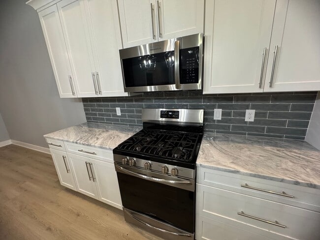 Building Photo - 2 Bedroom 2 bath Townhome in East Moline