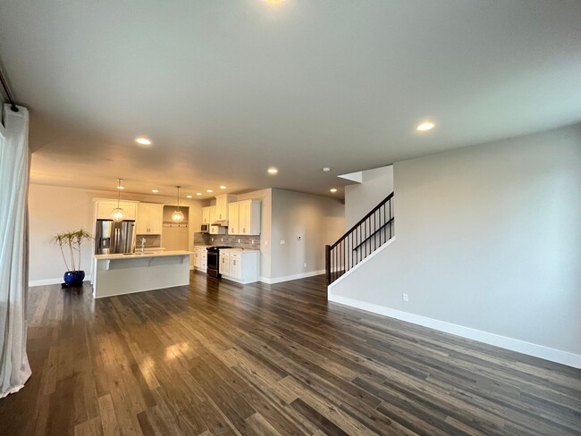 Building Photo - Beautiful and Newer 4 Bedroom 2.5 Bathroom Craftsman attached House close to the Columbia River! ...