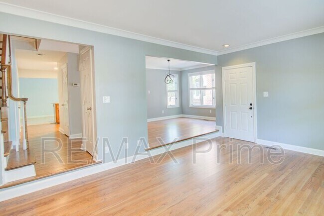 Building Photo - 1229 Llewellyn Ave