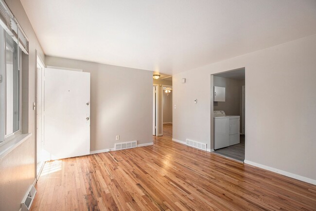 Building Photo - Newly Renovated 2Bed/1Bath Duplex