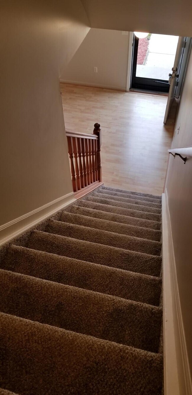 Building Photo - 2 Bedroom, 1.5 Bath Townhouse w/ Garage & Huge Master Bedroom. Full Sized Washer & Dryer In Unit.