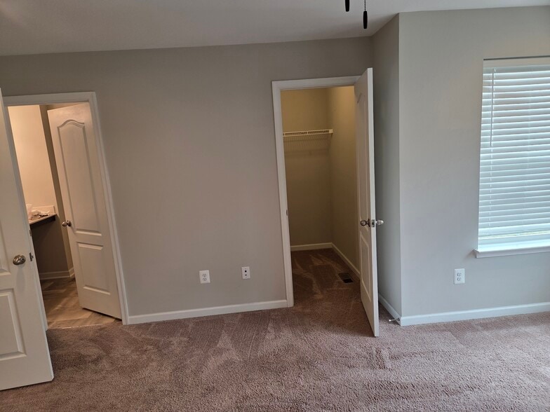 Walk-in closet - 128 Loblolly Dr