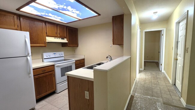 Building Photo - For rent Townhome 2 bed, 2 baths plus study