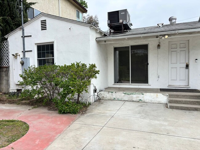 Building Photo - Charming Sherman Oaks Home!