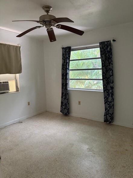 Building Photo - 117 N Bay Harbor Dr