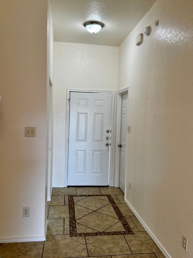 Building Photo - Spacious 4 Bedroom 2 Bath