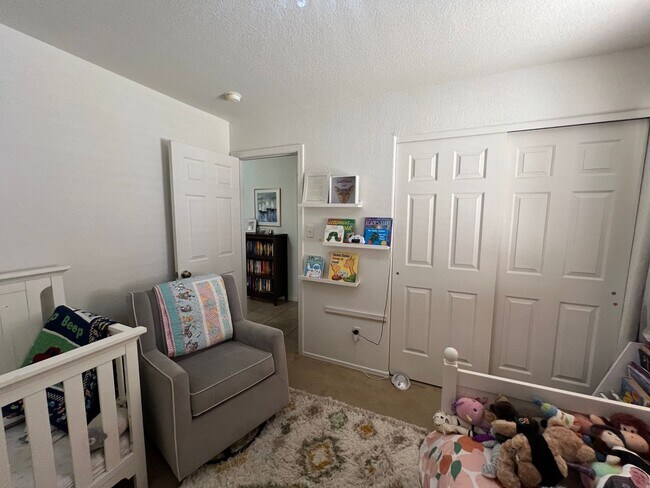 Building Photo - SOLAR & POOL HOME!