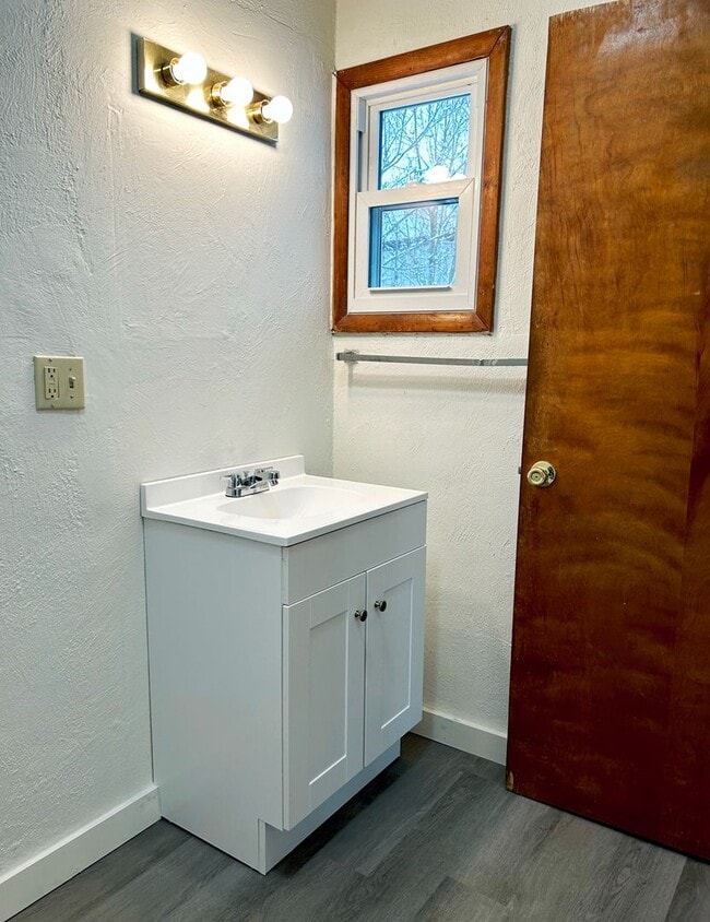 Building Photo - Recently Updated first floor apartment within walking distance to Main St  Grove City !