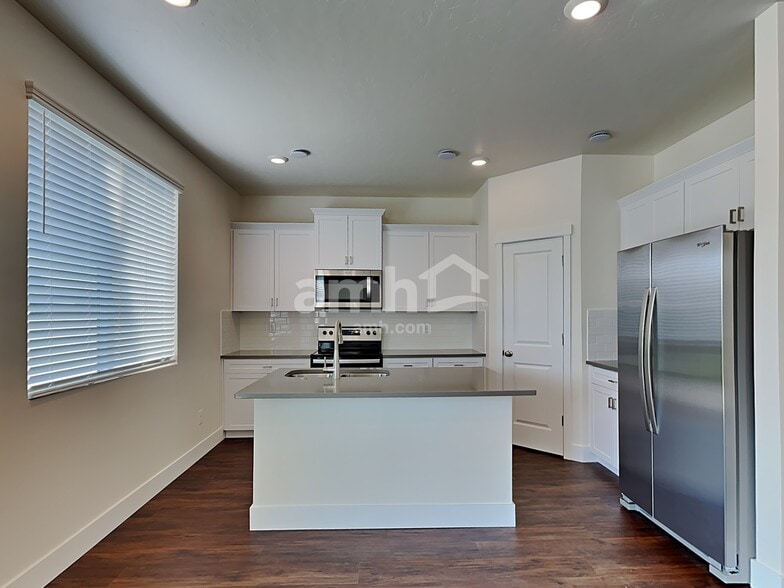 Building Photo - 955 S Moorside Ave