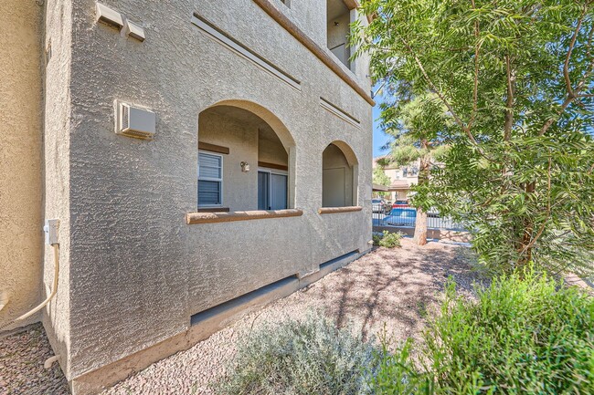 Building Photo - Modern 2 Bed/2 Bath Condo near Lone Mountain!