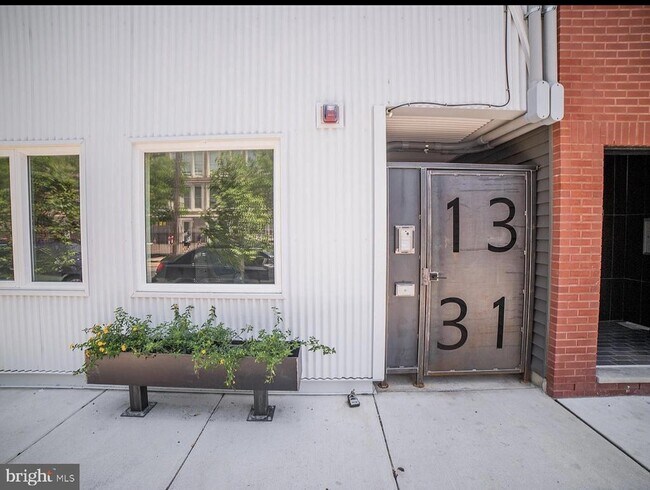 Building Photo - 1331 N Randolph St