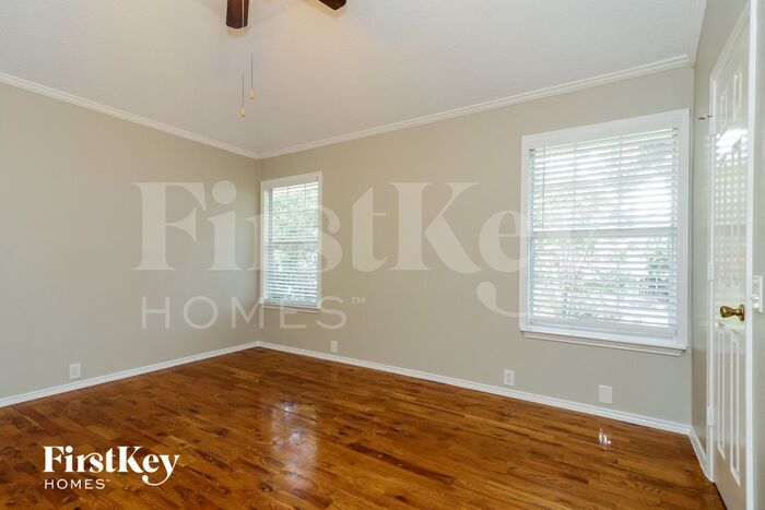 Building Photo - 985 Union Dr