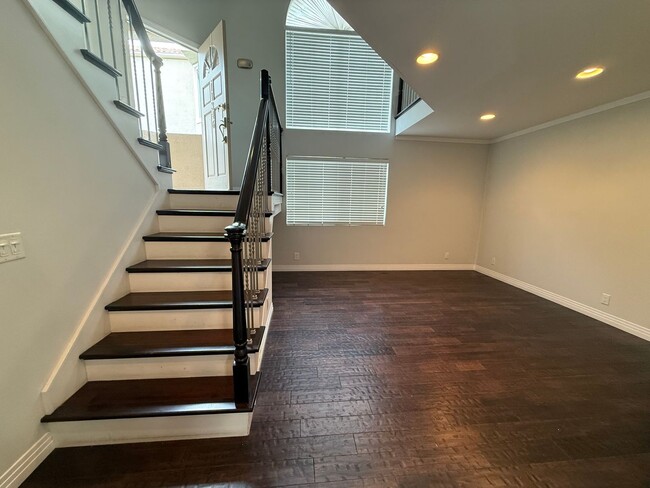 Building Photo - 3 bed, 2 1/2 bath Townhome located in Chat...