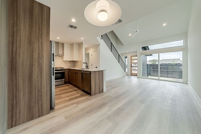 Building Photo - Stunning 2 bed / 2 bath condo in North Austin