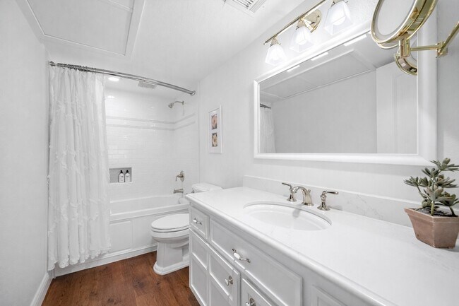 Building Photo - 8944 Chatsworth Dr