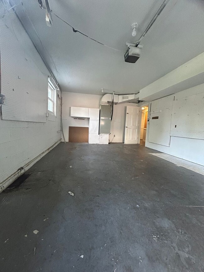 Building Photo - Large 4 bedroom 3 bathroom house in the he...