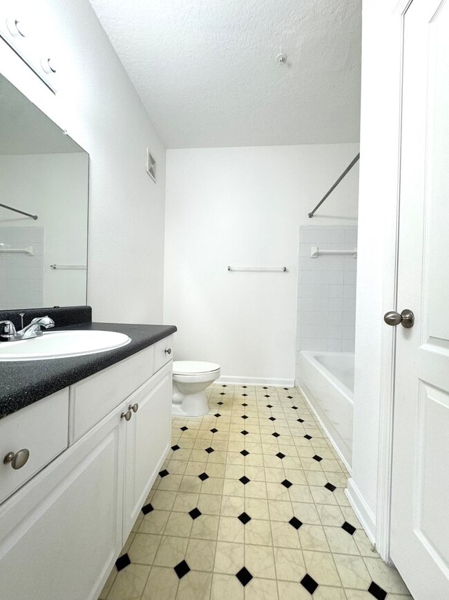 Building Photo - Updated 3 Bedroom, 2 Bath Mirabella Condo ...