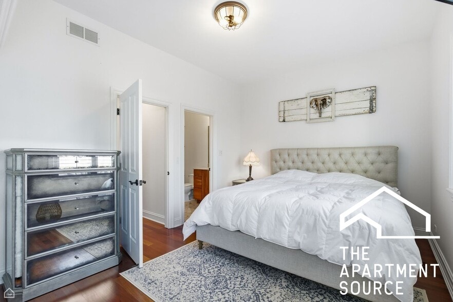 Building Photo - 952 N Racine Ave