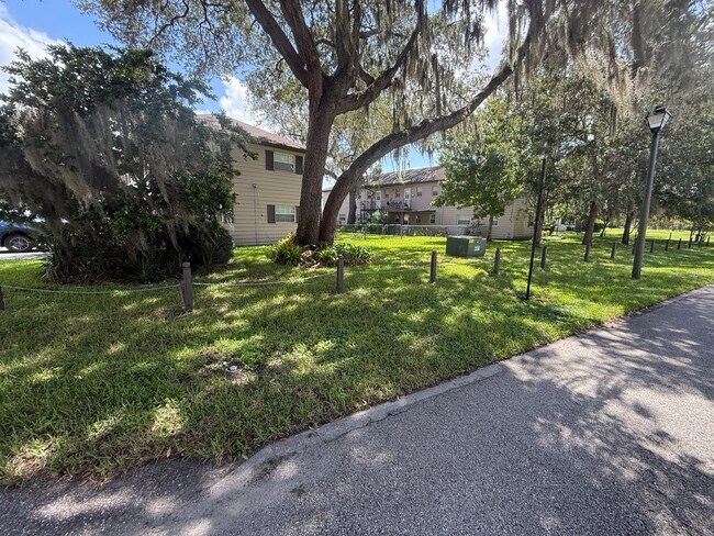 Building Photo - 640 Robinhood Dr