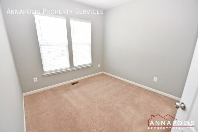 Building Photo - 8289 Meadowood Dr