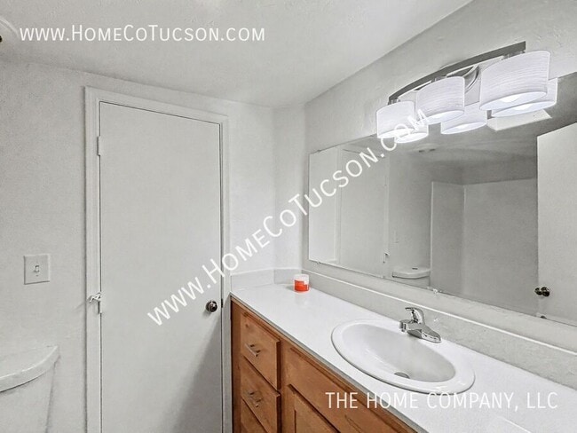 Building Photo - 713 N Erin Ave