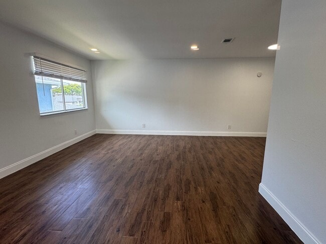 Building Photo - Top Floor All To Yourself! July Rent Free!...
