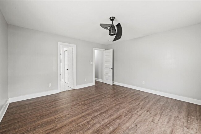 Building Photo - 203-203 N Gray St