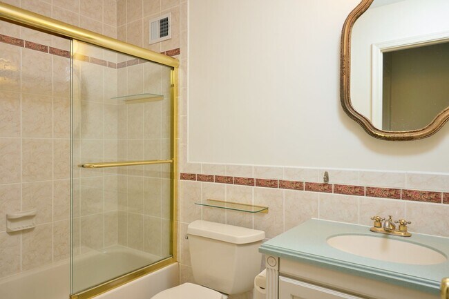 Building Photo - Sparkling and Spacious