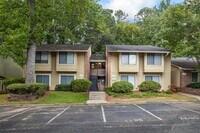 Building Photo - 2205 Surrey Ct