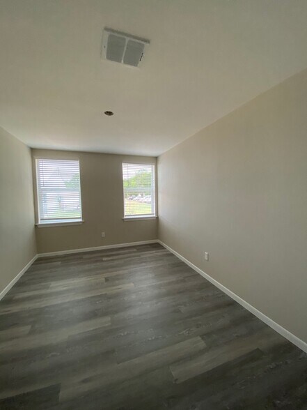 Building Photo - 907 Magnusson Ave