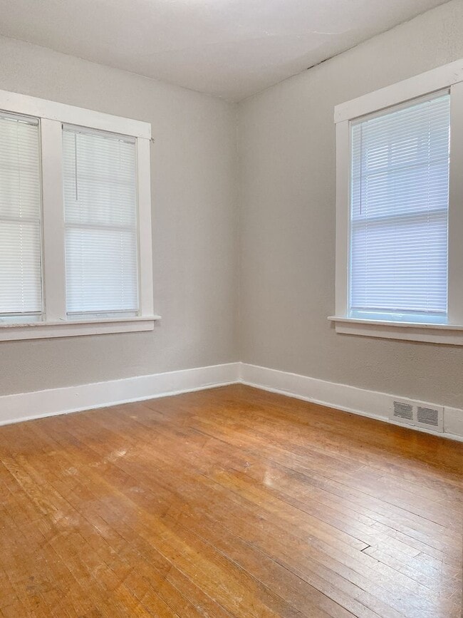 Building Photo - 3 bedroom 1 bath house!