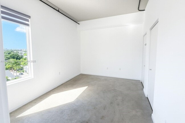 Building Photo - 10 SW South River Dr