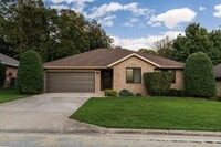 Building Photo - All brick home in Glendale schools!