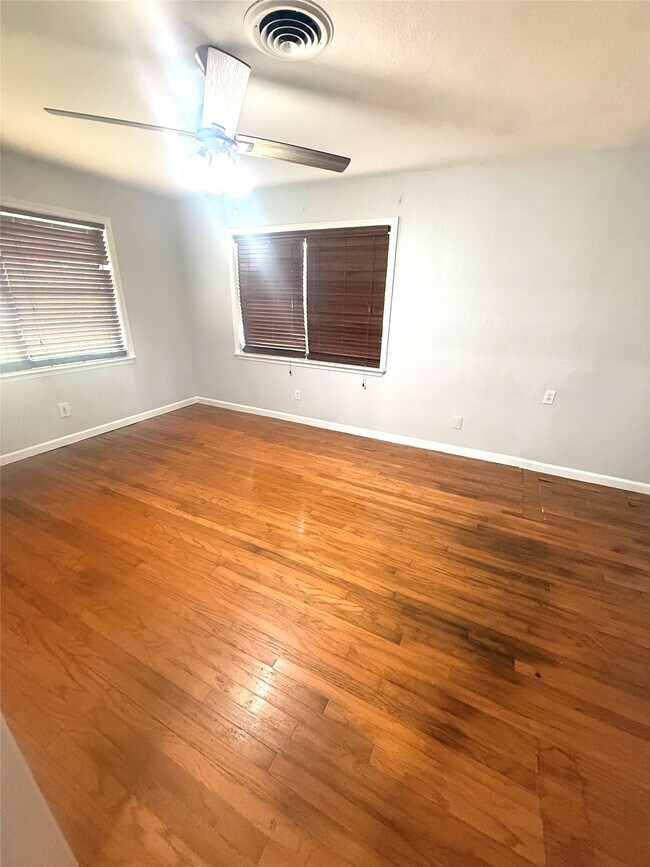 Building Photo - 12 Willow Ln