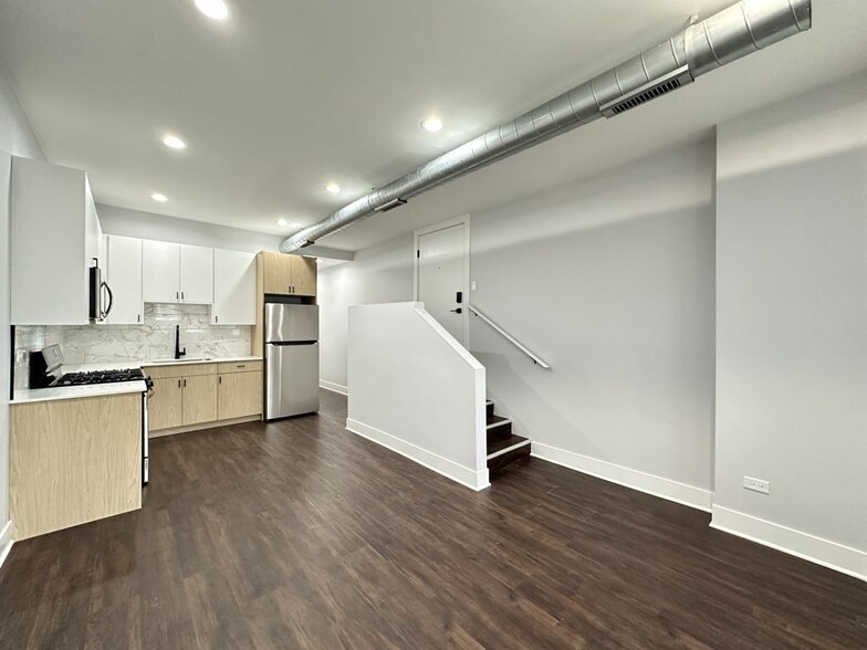 Building Photo - 2171 W Wilson Ave