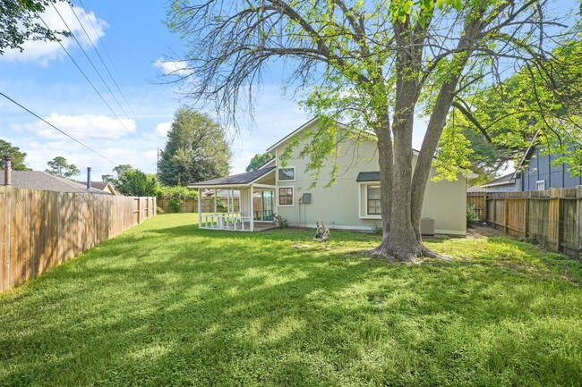 Building Photo - 8203 Woodland Willows Dr