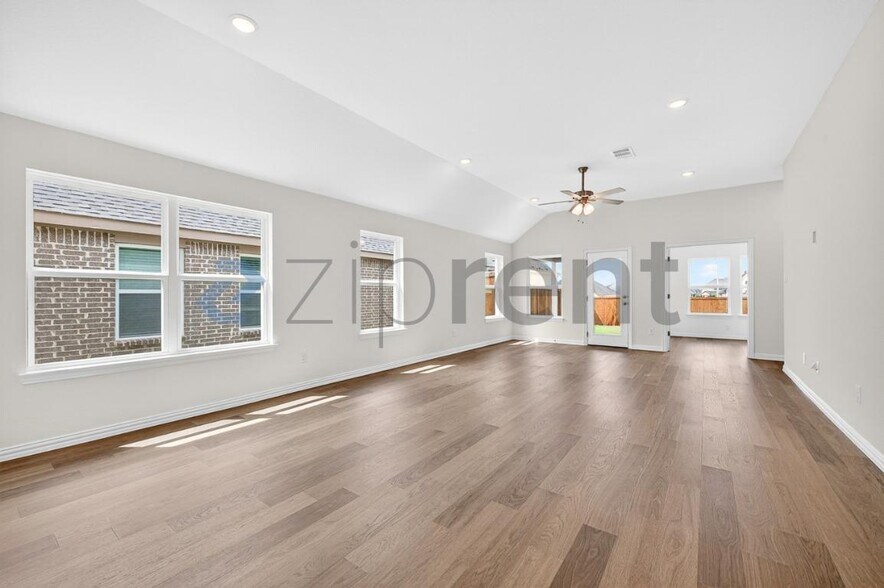 Building Photo - Unit