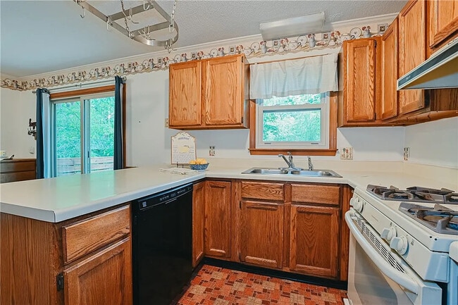 Building Photo - Room in House on Sanderson Dr