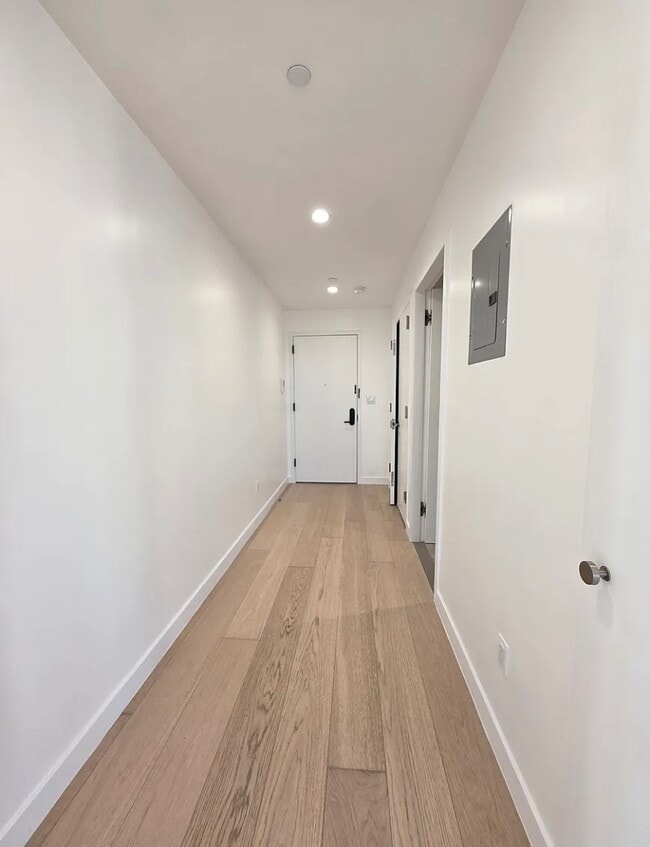 Building Photo - 3005 Vernon Blvd - 401