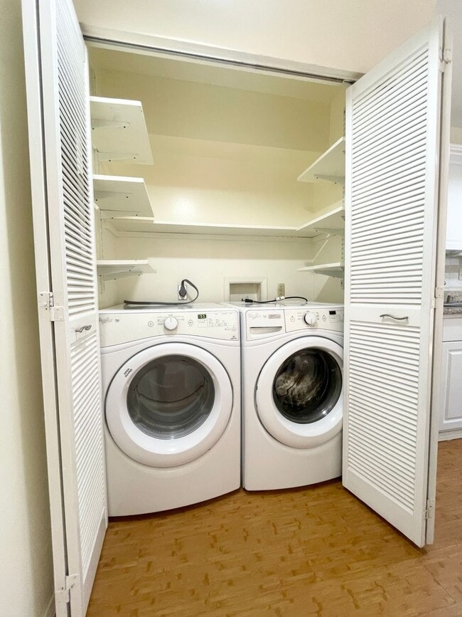 Building Photo - Well Maintained 3 Bed, 2.5 Bath Townhome i...