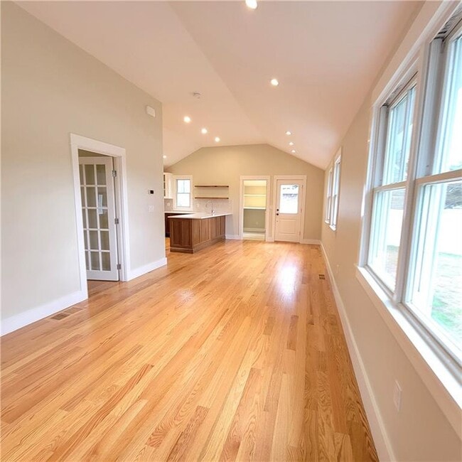 Building Photo - 33 Sakonnet Dr