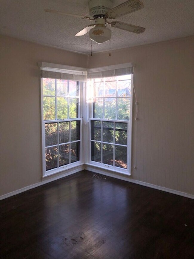 Building Photo - Spacious 4/1 Home on Quiet Block of Mulber...