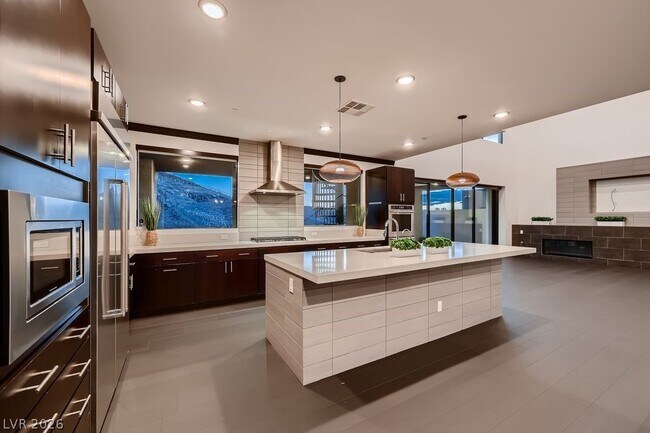 Building Photo - 917 Vegas View Dr