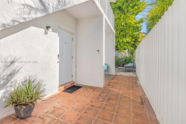 Building Photo - 2661 SW 28th Ct