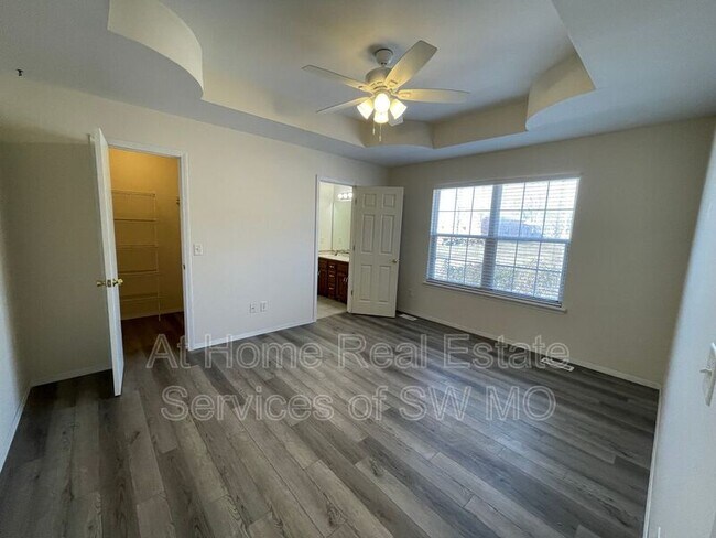Building Photo - 701 S Pinhook Dr