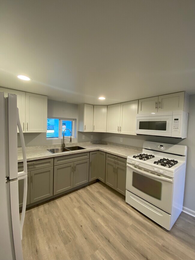 Building Photo - 1584 North Rd SE