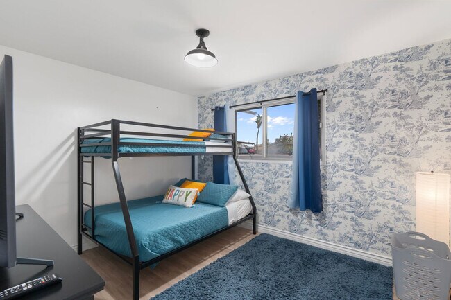 Building Photo - 5747 N 48th Ln